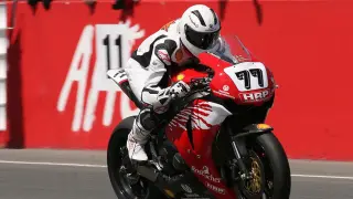 Michael Schumacher compitiendo en en el IDM Superbike con su mítica moto.