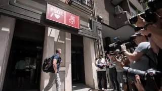 Un agente de la UCO sale de la sede del PSOE de la calle Ferraz, el pasado 20 de junio.