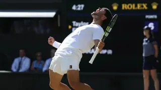 Carlos Alcaraz celebra su victoria ante Taylor Fritz que le lleva a la final de Wimbledon.