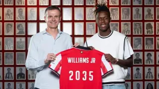 Nico Williams, en la firma de su renovación con el Athletic.