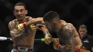 Puñetazo de Ilia Topuria a Max Holloway