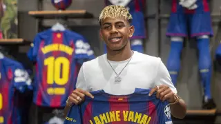 El futbolista Lamine Yamal posa con una camiseta tras firmar su contrato con el FC Barcelona, a 16 de julio de 2025, en Barcelona, Cataluña (España). El delantero renueva con el FC Barcelona hasta 2031, convirtiéndose en uno de los jugadores mejor pagados del club. El acuerdo, que entró en vigor el 13 de julio cuando cumplió 18 años, asegura su continuidad en el equipo hasta esa fecha. El salario base será de 15 millones de euros anuales, con la posibilidad de aumentar a 20 millones si cumple objetivos de rendimiento y títulos. Lorena Sopêna / Europa Press 16 JULIO 2025;RENOVACIÓN;LAMINE;YAMAL;DELANTERO;BARÇA;CATALUNYA;JUGADOR;FUTBOLISTA;CONTRATO;NÚMERO 10;CAMISETA;FCB; 16/7/2025