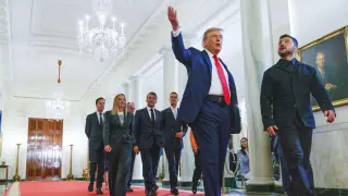 FOTODELDÍA DSC07041. WASHINGTON (ESTADOS UNIDOS), 18/08/2025.- El presidente de Estados Unidos, Donald Trump (2-d), camina junto al presidente de Ucrania, Volodomír Zelenski (d), la primera ministra italiana, Giorgia Meloni (2-i), el presidente francés, Emmanuel Macron (c), el presidente de Finlandia, Alexander Stubb (c-d), y el secretario general de la OTAN, Mark Rutte (i), este lunes, por un pasillo de la Casa Blanca en Washington (Estados Unidos). EFE/ EPA/ Aaron Schwartz / Pool
