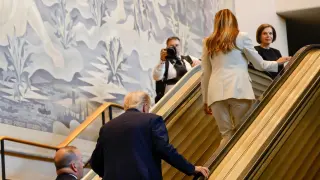El presidente de EEUU, Donald Trump, y la primera dama, Melania Trump, suben andando por las escaleras mecánicas que se detuvieron mientras se dirigían al salón de la Asamblea General de la ONU.