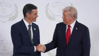 El presidente Donald Trump saluda al presidente del Gobierno español, Pedro Sánchez, durante la cumbre para apoyar el fin de la guerra entre Israel y Hamás en Gaza, que dura más de dos años, tras un acuerdo de alto el fuego decisivo, el lunes 13 de octubre de 2025, en Sharm El Sheikh, Egipto