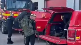 Efectivos de la UME salen a Barcelona para colaborar en el control del brote de peste porcina, este domingo.