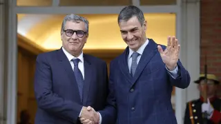 El presidente del Gobierno, Pedro Sánchez (d), recibe al primer ministro de Marruecos, Aziz Akhannouch, en el complejo de La Moncloa para la reunión bilbateral que ambos mantienen dentro de la XIII Reunión de alto nivel