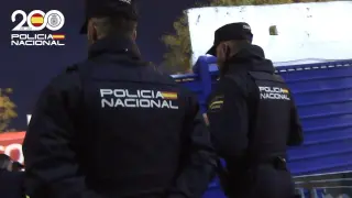 Agentes de la Policía Nacional durante la detención.