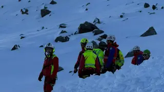 ROMA, 05/02/2026.-Al menos dos personas han fallecido este jueves tras registrarse una avalancha de nieve en las proximidades de la estación de esquí de Solda, en el norte de Italia, según informó el Servicio Alpino de Emergencias. Aunque por el momento las autoridades han confirmado estos dos fallecimientos, se mantiene la alerta ante la sospecha de que otros esquiadores hayan quedado atrapados por un segundo alud registrado en la misma zona.El incidente se produjo a primera hora de la tarde en las cercanías de una de las pistas de la estación de esquí y las labores de búsqueda y rescate siguen en curso, precisaron en un comunicado los equipos de emergencia. -EFE/Servicio Alpino de Emergencias***SOLO USO EDITORIAL/SOLO DISPONIBLE PARA ILUSTRAR LA NOTICIA QUE ACOMPAÑA (CRÉDITO OBLIGATORIO)***