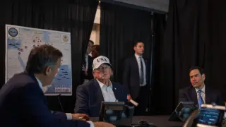 Donald Trump, coordinándose con su equipo durante la operación contra Irán.