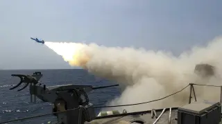 Imagen de un misil lanzado desde un buque de la armada iraní, en una foto de 2025.