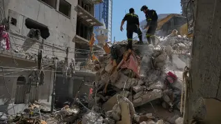 Lebanese civil defense workers inspect the rubble at the site of a building destroyed in an Israeli airstrike a day earlier in Beirut, Lebanon, Thursday, April 9, 2026. (AP Photo/Hussein Malla)Associate Press/ LaPresseOnly Italy and Spain