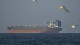 Un barco espera para cruzar el estrecho de Ormuz tras el alto el fuego temporal de dos semanas entre Estados Unidos e Irán.