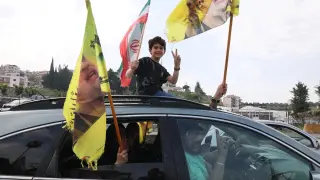 Beirut (Lebanon), 17/04/2026.- Displaced people celebrate in their vehicles as they return to their homes on the highway towards southern Beirut, Lebanon, 17 April 2026. Israel and Lebanon have agreed to a 10-day ceasefire, which went into effect at midnight on 16 April. (Líbano) EFE/EPA/WAEL HAMZEH