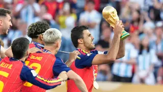 Rodri Hernández levanta la Copa del Mundo