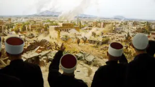 <strong>Peregrinación drusa. </strong>Decenas de religiosos <a href="http://es.wikipedia.org/wiki/Drusos" target="_blank">drusos</a> sirios de los Altos del Golán, área ocupada por Israel, observan una pintura que representa una escena de uno de los enfrentamientos entre Israel y Siria (en 1973) durante su visita a la tumba del mártir desconocido en el monte Qassion, al este de Damasco, Siria. Unos seiscientos clérigos drusos llegaron a Siria en una tradicional preregrinación a este lugar sagrado para su religión.