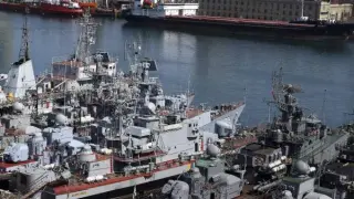 Varios navíos militares rusos permanecen atracados en la bahía de Sebastopol, en la península ucraniana de Crimea.