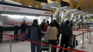 Imagen de archivo de un grupo de pasajeros, ante el mostrador de Iberia en el aeropuerto de Madrid-Barajas.