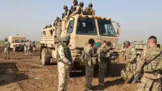 Soldados iraquíes en un entrenamiento con militares españoles y estadounidenses en la base de Besmayah.
