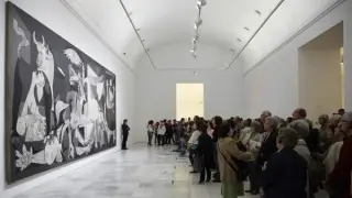Vista de sala del 'Guernica' de Picasso en el Museo Reina Sofía.