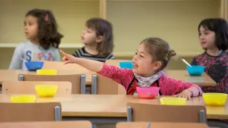 Niños en un comedor escolar.