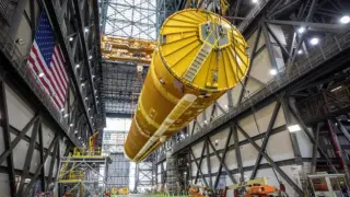 ¿Qué son las siglas SLS? Esta abreviatura significa ‘Space Launch System’ y se trata del cohete más grande y potente que lanzará la NASA al espacio este año, con el objetivo de realizar misiones lunares. ​ ​La NASA ha construido el cuerpo del cohete en su Centro Espacial Kennedy de Florida, junto a dos enormes impulsores de refuerzo en sus laterales. Además, se trata del primer vehículo espacial más grande de la historia con 85 toneladas y 65 metros de altura, siendo que no posee ningún rival. ​ ​Los motores del cohete se encendieron con éxito durante aproximadamente ocho minutos en las primeras pruebas que se realizaron en marzo de este año, sin embargo, el primer lanzamiento estará destinado a llevar carga útil y no astronautas.