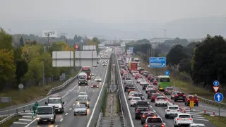 Tráfico en la carretera A-1, a 29 de octubre de 2021, en Madrid (España). A partir de las 15:00 horas, arranca el operativo especial de la DGT por el puente de Todos los Santos en el que se prevén 5,53 millones de desplazamientos. El dispositivo durará hasta la medianoche del próximo lunes 1 de noviembre con motivo de la festividad de ámbito nacional este último día del puente. Tráfico ha alertado a los conductores que extremen la precaución ante la previsión de dos factores que pueden incrementar el riesgo de sufrir un accidente: la previsión de lluvias y el cambio de hora durante la madrugada del domingo. 29 OCTUBRE 2021;TRAFICO;DESPLAZAMIENTOS;VEHICULOS;VIAJES;CARRETERAS;COCHES;VACACIONES;PUENTE;PUENTE DE TODOS LOS SANTOS Alberto Ortega / Europa Press 29/10/2021