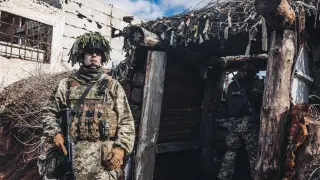 Un soldado, del ejército ucraniano, observa mientras otro apunta con su arma desde la trinchera en la línea del frente, a 19 de febrero de 2022, en Avdiivka, Oblast de Donetsk (Ucrania). Las autoridades de las autoproclamadas repúblicas de Donetsk y Lugansk han anunciado el estado de movilización general que impone la activación de todos los reservistas y la transformación de la economía con vistas a un conflicto armado. La tensión de los últimos meses por la acumulación de tropas rusas en la frontera con Ucrania, sumado a la consiguiente intensificación de las operaciones de la OTAN han acabado por desbordar de nuevo el conflicto en el este del país, que enfrenta a las autoridades de Kiev con estas dos zonas separatistas, afines a Rusia. 20 FEBRERO 2022;UCRANIA;MOVILIZACIÓN;REACTIVACIÓN;REPÚBLICAS;TENSIÓN Diego Herrera / Europa Press 19/2/2022