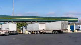 Camioneros gasolina repostando