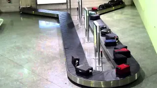 Una cinta transportadora de equipaje en un aeropuerto.