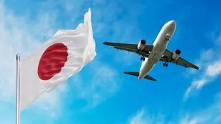Montaje de un avión con la bandera de Japón.