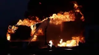 Llamas en un almacén de petróleo en la localidad ucraniana de Shaktarsk, controlada por Rusia. Es el efecto de un bombardeo de las tropas de Kiev, que avanzan sin descanso en la reconquista de terreno. Esta noche el presidente Zelensky ha asegurado, a oscuras y ante un dron iraní del ejército ruso, que las bombas no les van a parar.
