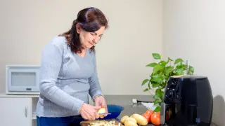 Qué es mejor a la hora de cocinar alimentos: ¿un horno de microondas o una freidora de aire?