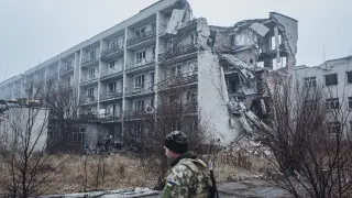 Un edificio destruido en Márinka, la localidad ucraniana de la región de Donetsk tomada por las tropas rusas.