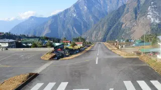 El Aeropuerto Tenzing-Hillary está considerado como la puerta de entrada al Everest, por lo que se encuentra rodeado de montañas a unos 3.000 metros de altura. Su pista de aterrizaje es de apenas 500 metros y un solo sentido. Además, cuenta con una infraestructura mínima.