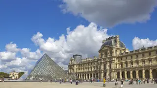 Pirámide de cristal en el exterior del museo del Louvre.