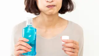 El enjuague bucal es desinfectante y antiinflamatorio de las encías.