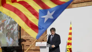 BARCELONA, 08/08/2024.- El expresidente catalán Carles Puigdemont interviene en el acto de bienvenida para el que miles de independentistas se congregan en el paseo Lluís Companys de Barcelona, junto al Parlament. Tras casi siete años huido en el extranjero, y pese a la orden de detención nacional contra él, Puigdemont ha decidido regresar a Cataluña con la intención de asistir, este jueves 8 de agosto, a la investidura de Salvador Illa. EFE/ Alberto Estevez ESPAÑA GOBIERNO CATALUÑA