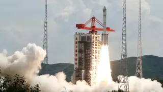 El cohete Long March 6A transportando los primeros 18 satélites.