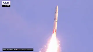 Una ráfaga de llamas se enciende desde el cohete Vulcan Centaur de United Launch Alliance unos 39 segundos después del despegue en su segundo vuelo de prueba.