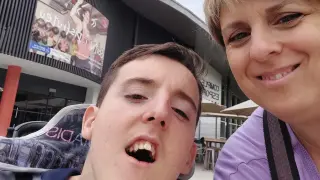 Eva, con su hijo Carlos, de 21 años y gran dependiente.