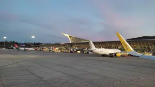 Desviados por la intensa niebla siete vuelos que tenían previsto aterrizar en el aeropuerto de Bilbao