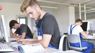 Varios alumnos estudiando.