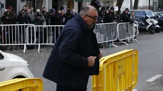 MADRID (ESPAÑA), 17/12/2024.- Koldo García, durante años asesor del exministro José Luis Ábalos, a su llegada este martes al Tribunal Supremo para declarar por primera vez ante un juez, después de que el empresario Víctor De Aldama reiterase ayer que pagó a ambos comisiones y que éstos le dijeron que "una parte" iba para el PSOE. EFE/ Rodrigo Jiménez