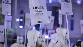 Decenas de personas durante la manifestación organizada por el Foro de Madrid con motivo del 25N.