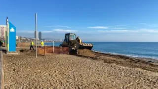 Aportación de arena en la playa de Sant Sebastià en Barcelona.