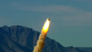 El sistema de escape del propulsor de Blue Origin lanza su cápsula de tripulación New Shepard lejos de una plataforma de lanzamiento en una simulación.