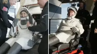 Los astronautas Butch Wilmore y Suni Williams al salir de la cápsula Dragon.
