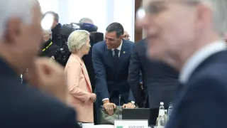 Sánchez habla con Von der Leyen, en Bruselas.