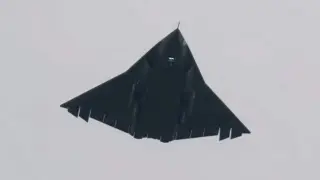 China avanza en la carrera por los cazas de sexta generación con el J-36, un avión furtivo y equipado con inteligencia artificial.